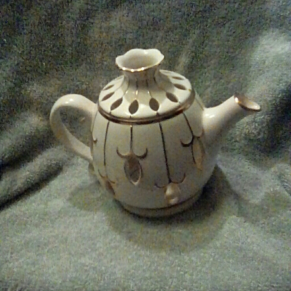 Tea pot